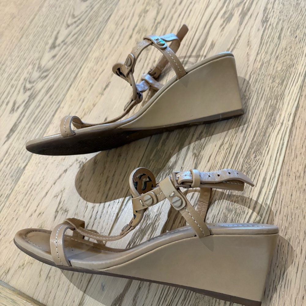 Tory Burch Tan Wedge Sandals with Strappy Details - Picture 4 of 8
